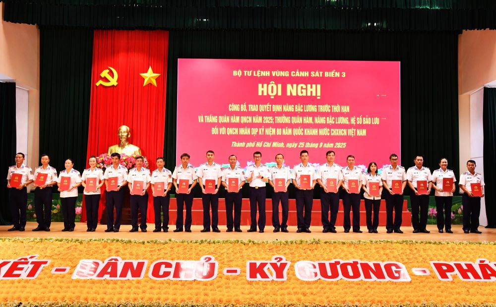 Vùng Cảnh sát biển 3 công bố, trao quyết định nâng lương, thăng quân hàm cho quân nhân chuyên nghiệp