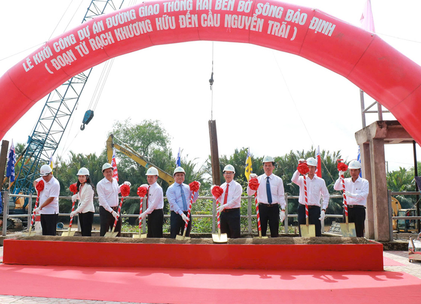 Khởi công dự án Đường giao thông hai bên bờ sông Bảo Định, công trình hưởng ứng phong trào thi đua cao điểm với chủ đề “30 ngày tiến tới Đại hội Đảng bộ tỉnh Đồng Tháp”. Ảnh: Bé Thi