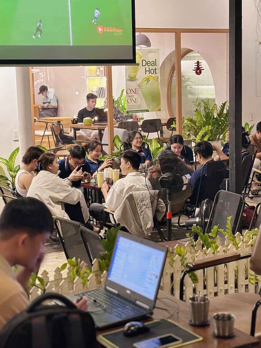 Quán trở thành điểm đến lý tưởng cho sinh viên làm bài thâu đêm hay nhóm bạn thư giãn sau giờ chơi