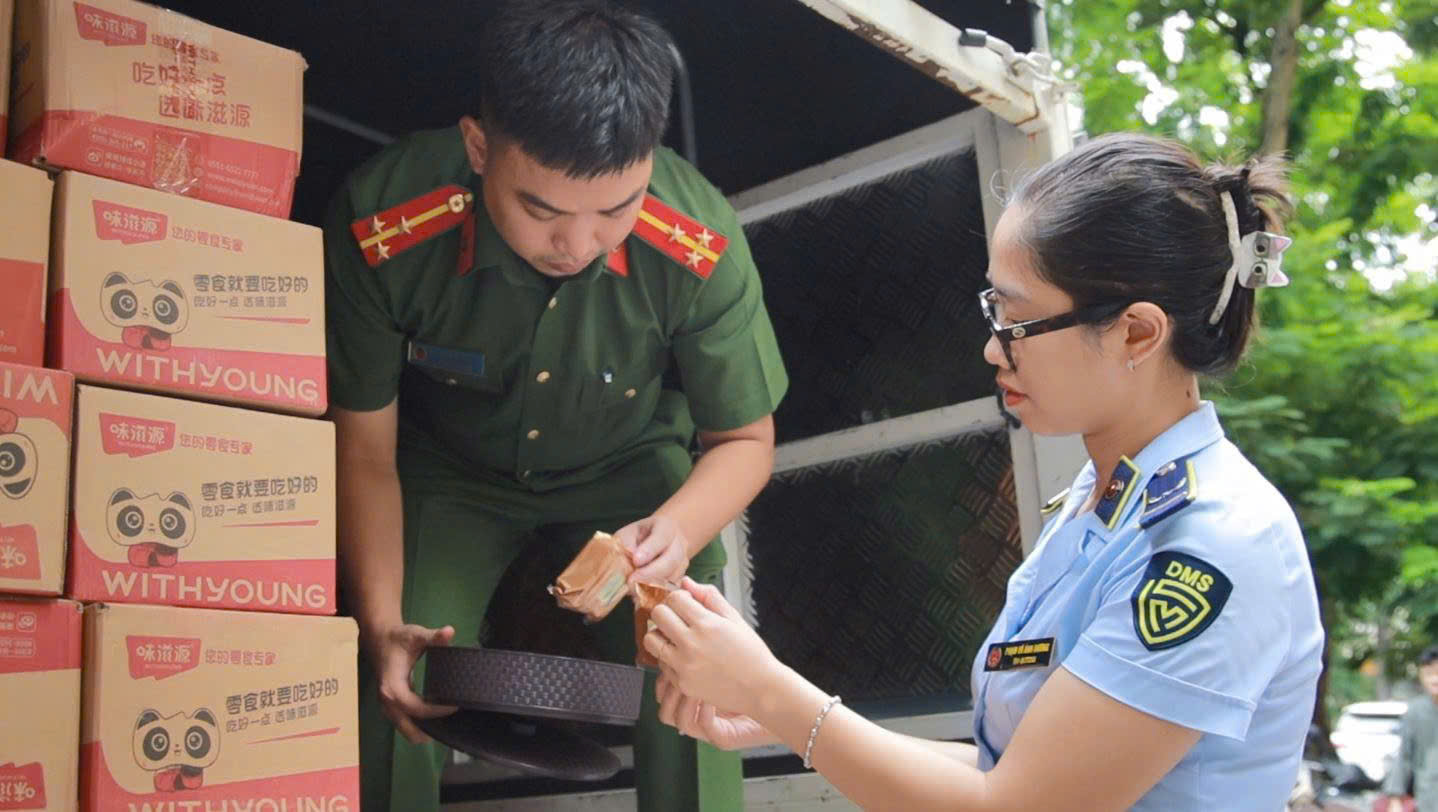 Lực lượng chức năng kiểm tra hàng hóa