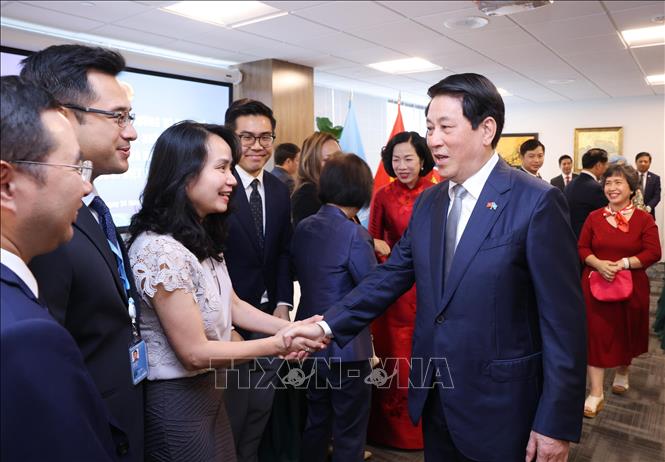 Chủ tịch nước Lương Cường với cán bộ, nhân viên các cơ quan đại diện Việt Nam tại Hoa Kỳ, đại diện cộng đồng người Việt Nam ở New York (Hoa Kỳ). Ảnh: Lâm Khánh/TTXVN