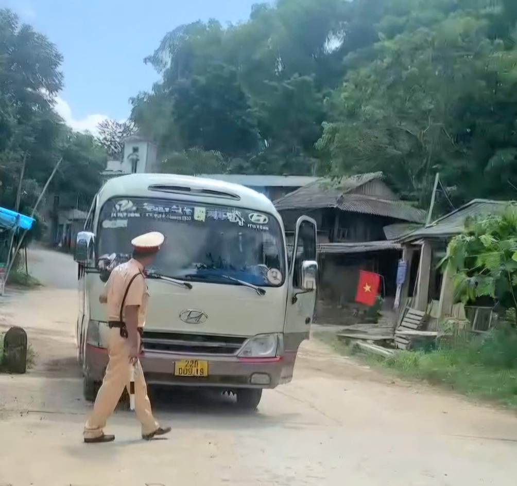 Công an Thanh Hóa xử phạt xe ô tô khách chở học sinh vi phạm trật tự, an toàn giao thông