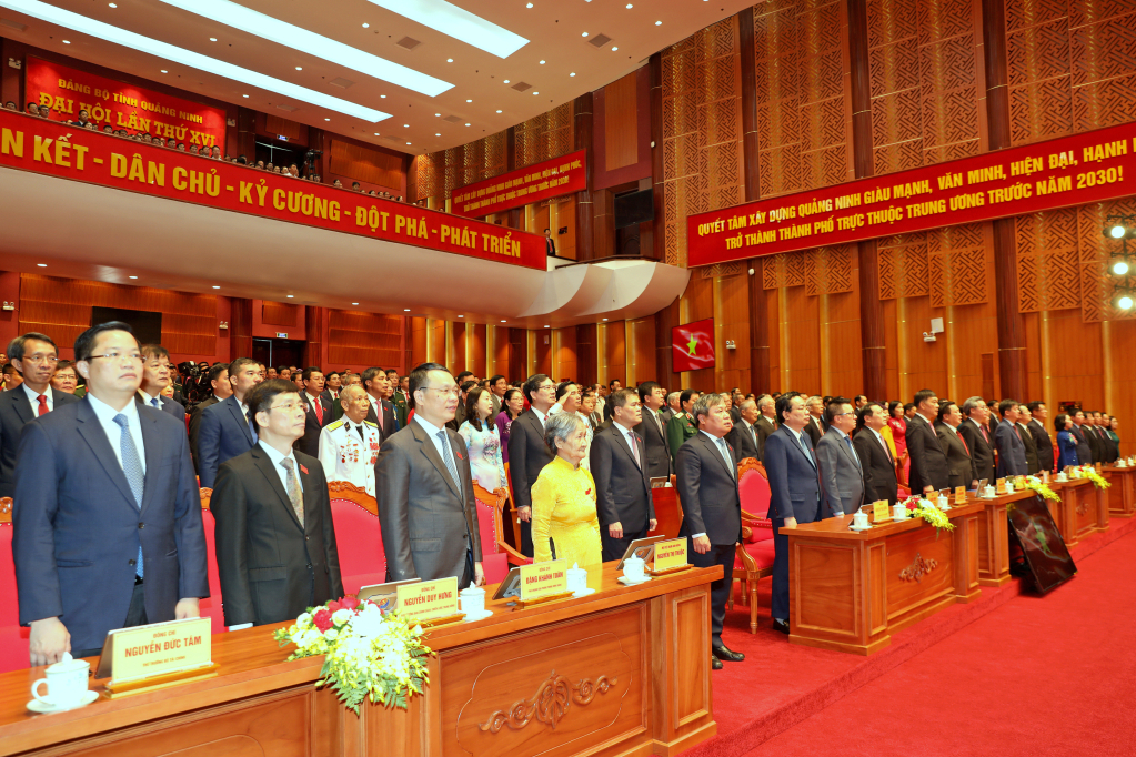 Các đại biểu thực hiện nghi thức chào cờ. Các đại biểu thực hiện nghi thức chào cờ.