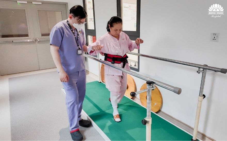 Bà Oanh tập phục hồi chức năng tại BVĐK Hồng Ngọc - Phúc Trường Minh