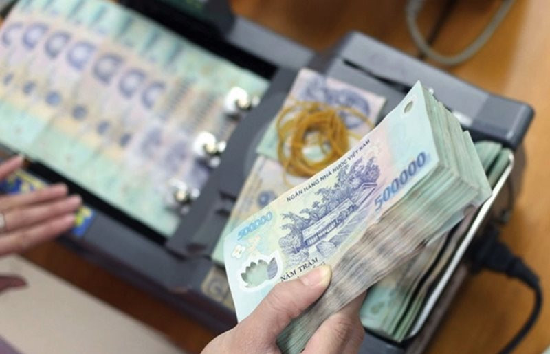 Thu ng&acirc;n s&aacute;ch 7 th&aacute;ng đầu năm tăng nhanh hơn chi, tạo mức thặng dư gần 470.000 tỷ đồng.