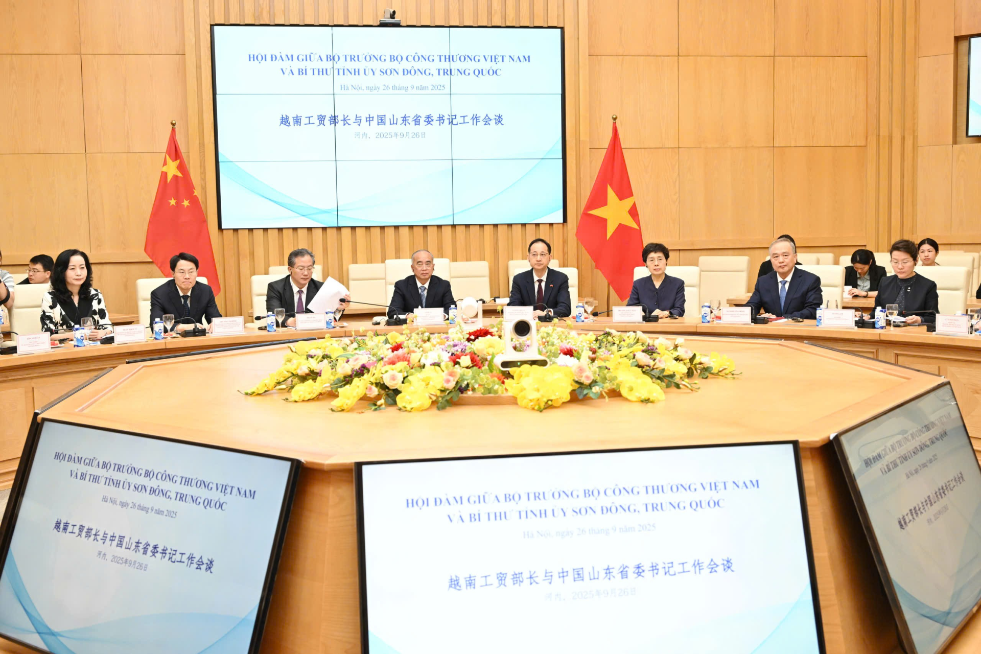 Đồng chí Bí thư Lâm Vũ và các đại biểu của Sơn Đông, Trung Quốc