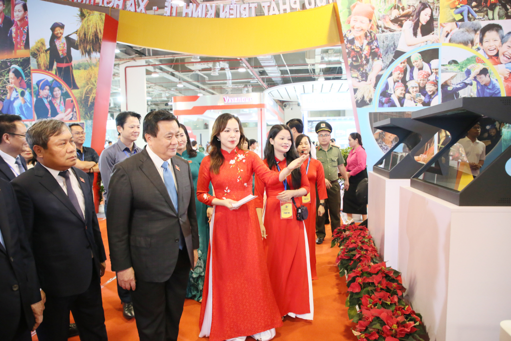 Các đại biểu tham quan không gian giới thiệu thành tựu kinh tế - xã hội tỉnh Quảng Ninh 5 năm (2025-2030).