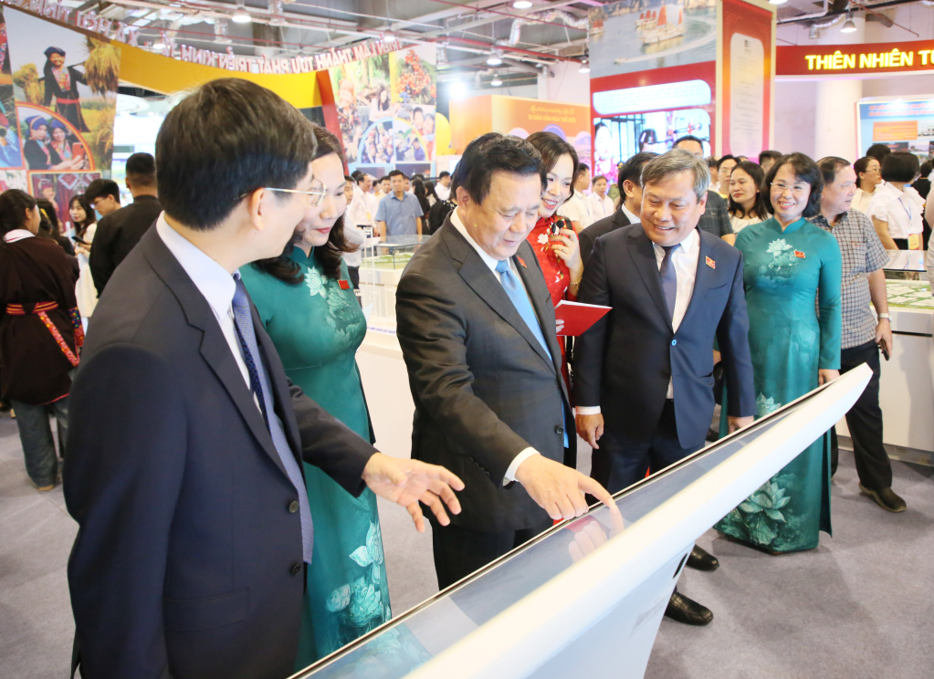 Các đại biểu trải nghiệm sản phẩm ứng dụng khoa học công nghệ của tỉnh Quảng Ninh.