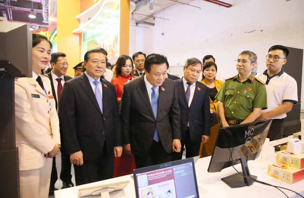 Các đại biểu tham quan thành tựu trong lĩnh vực an ninh trật tự.