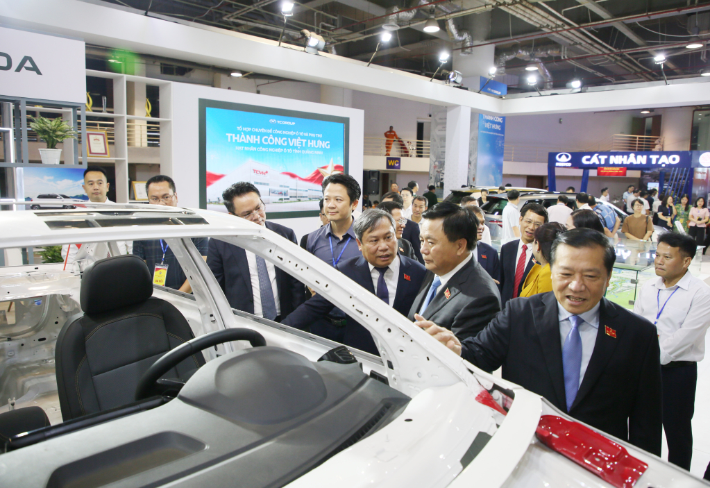 Các đại biểu tham quan sản phẩm thuộc lĩnh vực công nghiệp, chế biến của doanh nghiệp đầu tư trên địa bàn tỉnh.