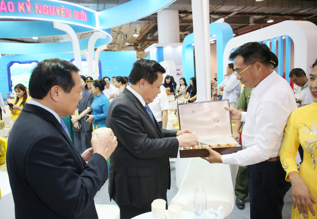 Tham quan gian trưng bày sản phẩm OCOP.