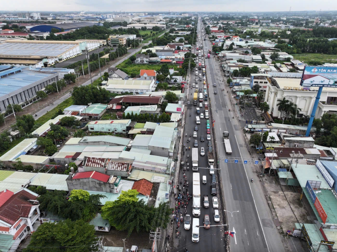 Các phương tiện lưu thông trên quốc lộ 51 Các phương tiện lưu thông trên quốc lộ 51