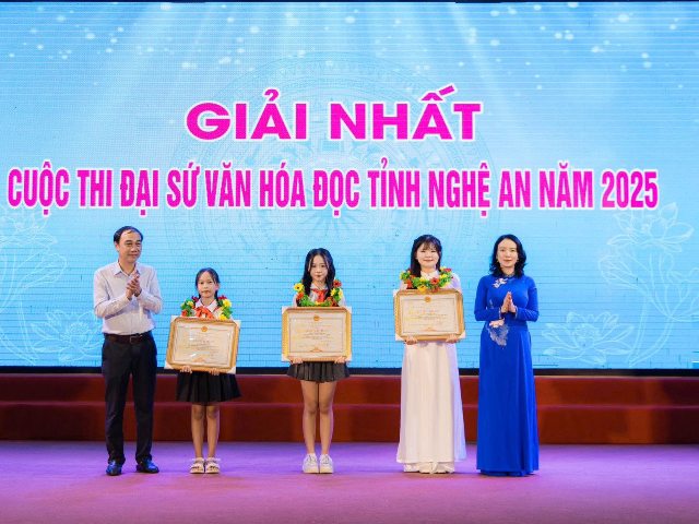 Ban tổ chức trao bằng khen của UBND tỉnh cho 3 học sinh đạt giải Nhất cuộc thi Đại sứ văn hóa đọc tỉnh Nghệ An năm 2025.