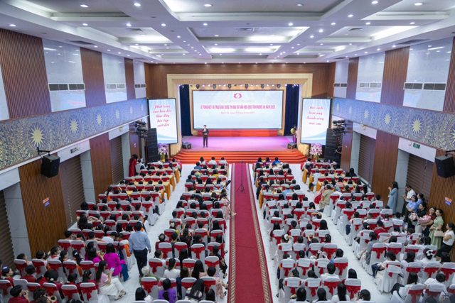 Các đại biểu, giáo viên, học sinh tham dự lễ tổng kết và trao giải cuộc thi Đại sứ Văn hóa đọc tỉnh Nghệ An năm 2025.