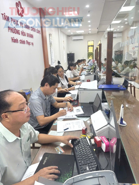 Ông Đặng Ngọc Tuấn, Phó chủ tịch UBND phường Hòa Khánh, TP. Đà Nẵng tại một cửa. Ông Đặng Ngọc Tuấn, Phó chủ tịch UBND phường Hòa Khánh, TP. Đà Nẵng tại một cửa.