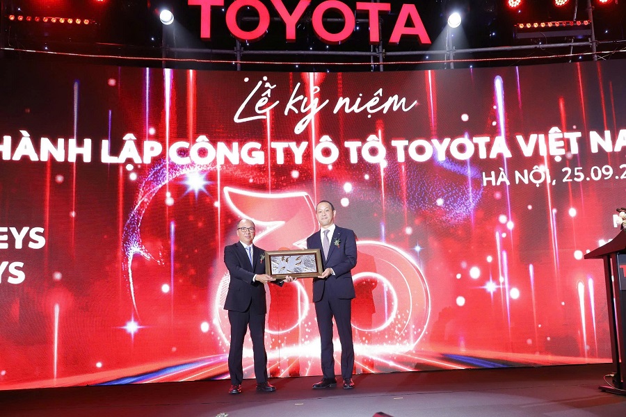 Ông Tiền Quốc Hào - Chủ tịch Công ty Toyota châu Á trao quà kỷ niệm 30 năm thành lập Toyota Việt Nam.