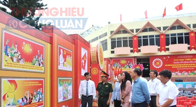 Triển lãm thu hút nhiều người dân đến tìm hiểu. Triển lãm thu hút nhiều người dân đến tìm hiểu.