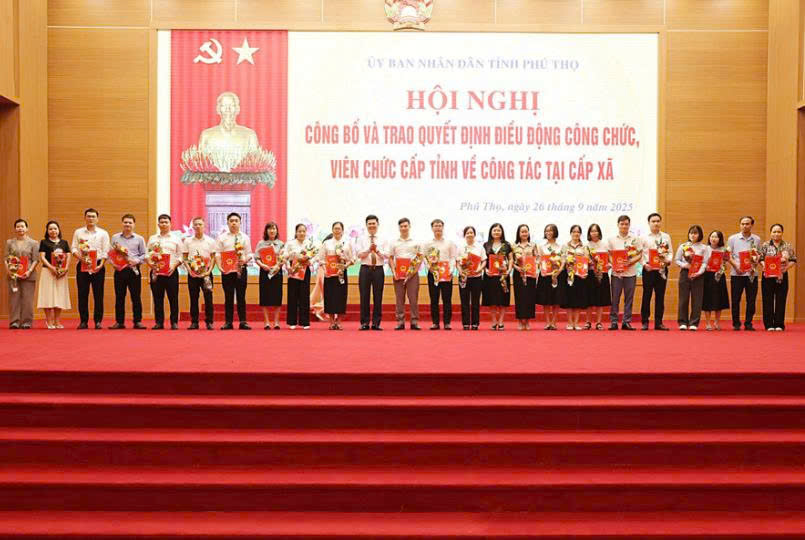 Ông Trần Việt Cường, Giám đốc Sở Nội vụ Phú Thọ trao quyết định điều động cho công chức, viên chức. Ông Trần Việt Cường, Giám đốc Sở Nội vụ Phú Thọ trao quyết định điều động cho công chức, viên chức.