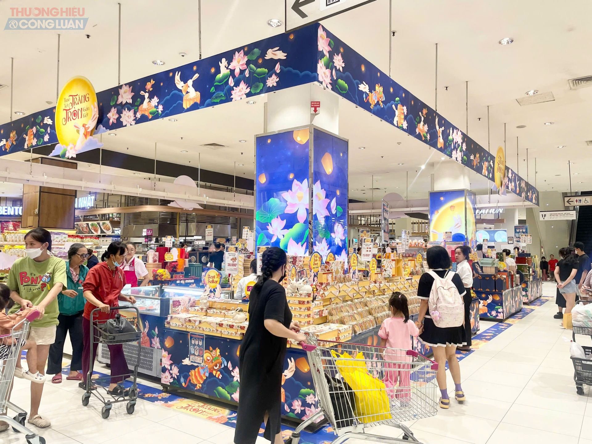 Quầy bánh trung thu hút người tiêu dùng