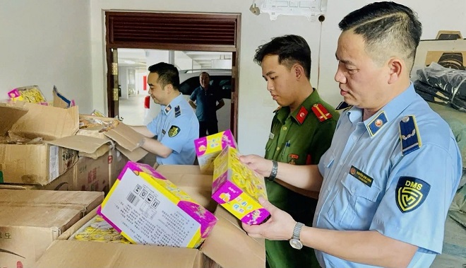 Thu giữ hơn 6.100 sản phẩm bánh kẹo không rõ nguồn gốc tại Lào Cai