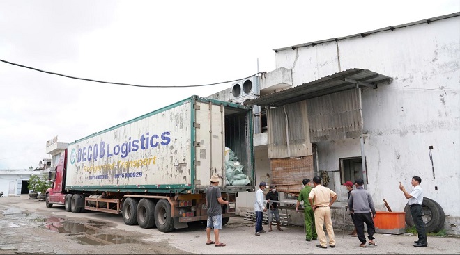 Lực lượng chức năng kiểm tra hàng hóa trên phương tiện