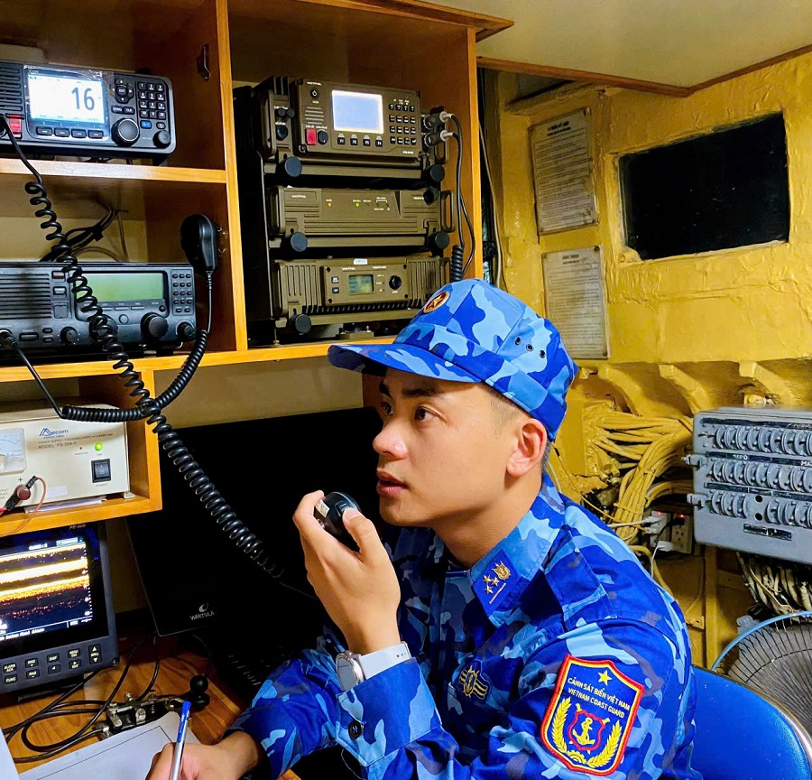 Cán bộ, chiến sĩ Tàu CSB 1011, Hải đội 102 tích cực tuyên truyền, kêu gọi, hướng dẫn các phương tiện trên biển vào khu vực trú tránh bão số 10 an toàn.