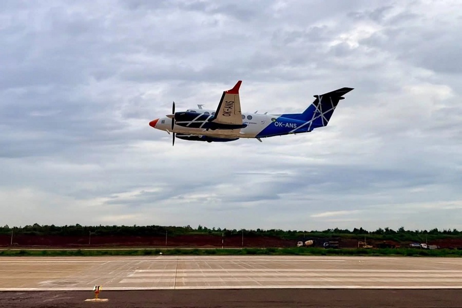 Máy bay Beechcraft KingAir 300 series tiếp cận đường băng số 1 tại Sân bay Long Thành