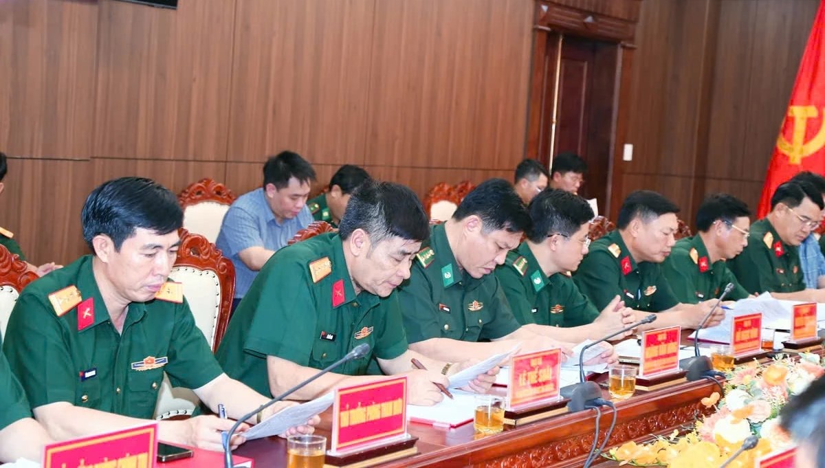 Các đại biểu tham dự buổi làm việc