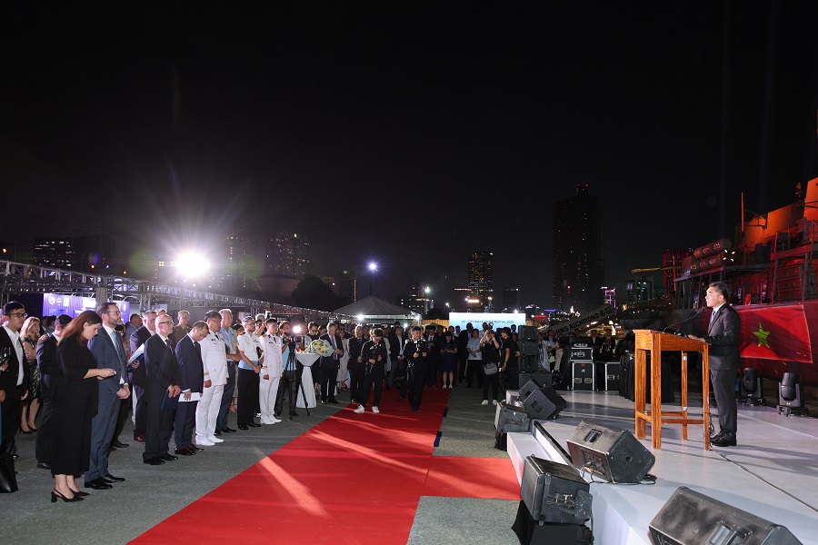 Nhân dịp này, Tổng Lãnh sự quán Anh tại TP.HCM đã tổ chức Lễ hội mùa hè Vương quốc Anh - Việt Nam 2025 (UK - Vietnam Summer Festival) để chào đón tàu HMS Richmond cũng như mừng kỷ niệm 15 năm nâng cấp quan hệ Đối tác Chiến lược Vương quốc Anh - Việt Nam. Chương trình có sự tham dự của đại diện các đại sứ quán, các lãnh sự quán tại TP.HCM, lãnh đạo TP.HCM và người đứng đầu các doanh nghiệp Anh tại Việt Nam. (Ảnh: Nguyễn Hoàng). Nhân dịp này, Tổng Lãnh sự quán Anh tại TP.HCM đã tổ chức Lễ hội mùa hè Vương quốc Anh - Việt Nam 2025 (UK - Vietnam Summer Festival) để chào đón tàu HMS Richmond cũng như mừng kỷ niệm 15 năm nâng cấp quan hệ Đối tác Chiến lược Vương quốc Anh - Việt Nam. Chương trình có sự tham dự của đại diện các đại sứ quán, các lãnh sự quán tại TP.HCM, lãnh đạo TP.HCM và người đứng đầu các doanh nghiệp Anh tại Việt Nam. (Ảnh: Nguyễn Hoàng).