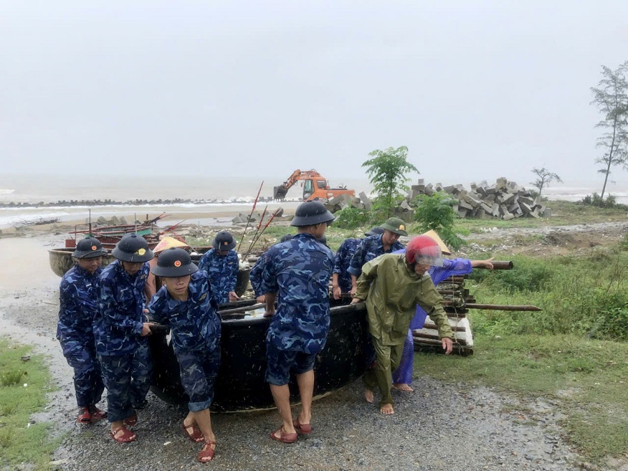 Giúp Nhân dân di chuyển ngư cụ đến vị trí an toàn.