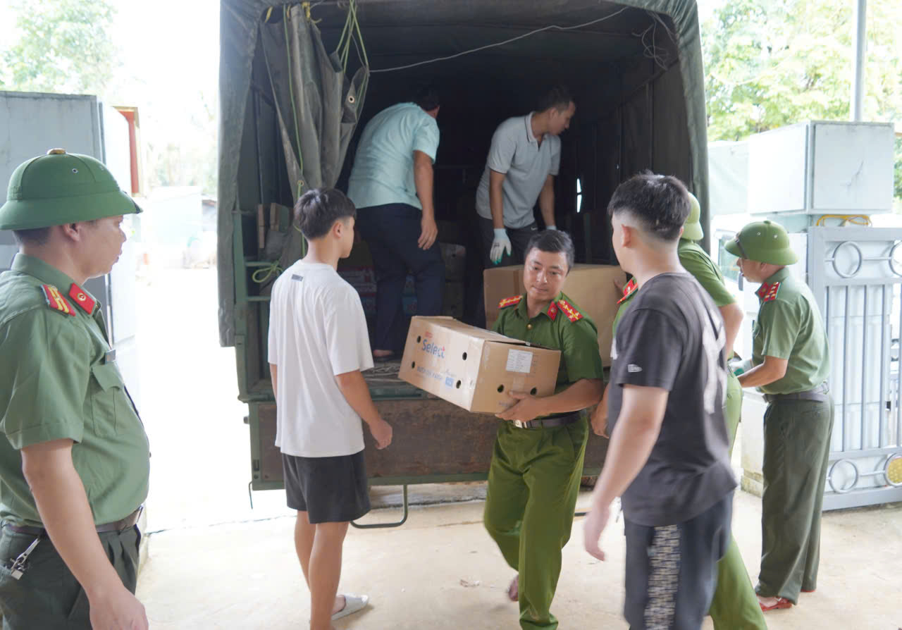 Công an tỉnh bảo đảm điều kiện, nhu yếu phẩm cho lực lượng tăng cường khắc phục hậu quả mưa bão tại xã Yên Nhân Công an tỉnh bảo đảm điều kiện, nhu yếu phẩm cho lực lượng tăng cường khắc phục hậu quả mưa bão tại xã Yên Nhân