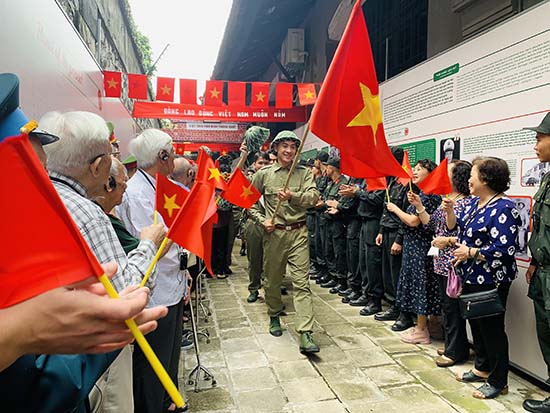 “Vang mãi khúc khải hoàn”: Triển lãm tái hiện dấu ấn hào hùng của Hà Nội