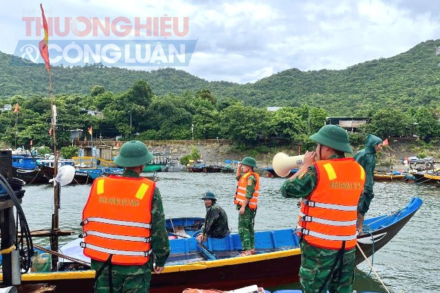 Bộ đội Bi&ecirc;n ph&ograve;ng li&ecirc;n lạc với chủ c&aacute;c phương tiện k&ecirc;u gọi tr&aacute;nh tr&uacute; b&atilde;o.