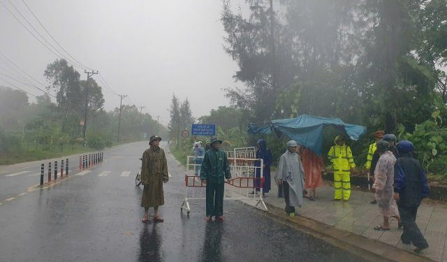 Đà Nẵng tạm dừng tham quan bán đảo Sơn Trà do bão số 10