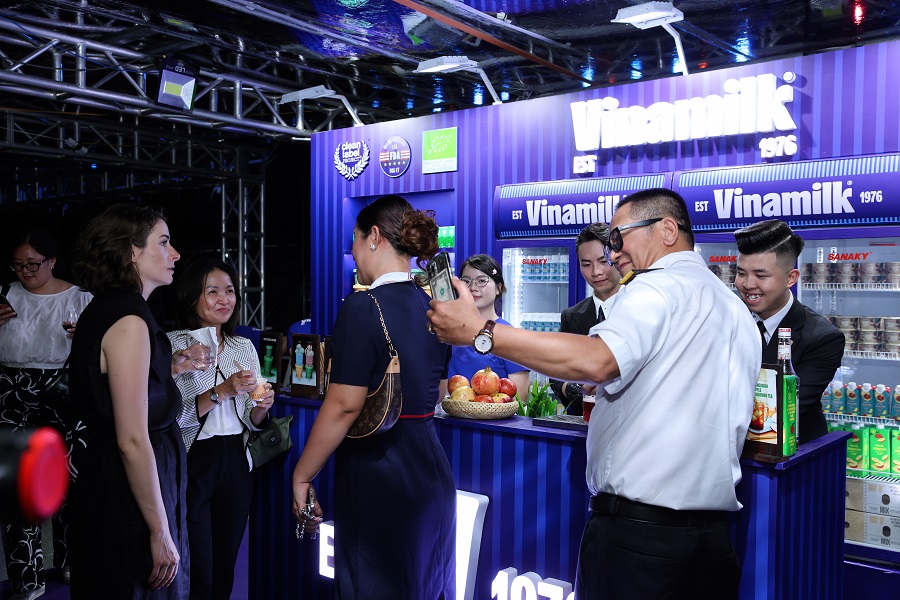 Bên cạnh các hoạt động giao lưu văn hóa và trình diễn nghệ thuật, một chi tiết đặc biệt khiến nhiều khách mời quốc tế bất ngờ: sản phẩm Vinamilk – thương hiệu sữa dẫn đầu tại Việt Nam – được phục vụ như món ẩm thực Việt độc đáo tại sự kiện. (Ảnh: Nguyễn Hoàng). Bên cạnh các hoạt động giao lưu văn hóa và trình diễn nghệ thuật, một chi tiết đặc biệt khiến nhiều khách mời quốc tế bất ngờ: sản phẩm Vinamilk – thương hiệu sữa dẫn đầu tại Việt Nam – được phục vụ như món ẩm thực Việt độc đáo tại sự kiện. (Ảnh: Nguyễn Hoàng).