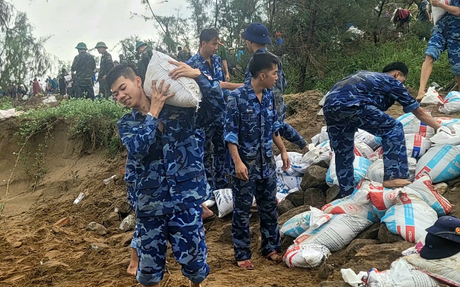 Cán bộ, chiến sĩ Vùng Cảnh sát biển 1 sát cánh cùng Nhân dân ứng phó bão số 10
