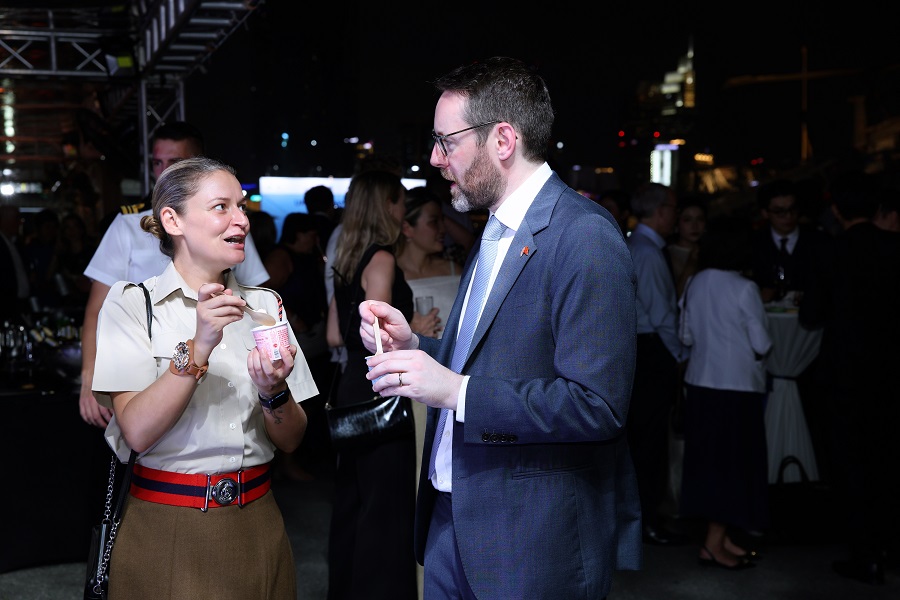 Trong không gian của một sự kiện ngoài trời, các sản phẩm kem gelato Vinamilk là lựa chọn được săn đón nhiều nhất. Lấy cảm hứng từ món kem trứ danh của Ý, gelato chinh phục khẩu vị của nhiều khách quốc tế ngay từ cái chạm đầu tiên nhờ chất kem dẻo mềm, quyện đặc, kéo sánh. (Ảnh: Nguyễn Hoàng). Trong không gian của một sự kiện ngoài trời, các sản phẩm kem gelato Vinamilk là lựa chọn được săn đón nhiều nhất. Lấy cảm hứng từ món kem trứ danh của Ý, gelato chinh phục khẩu vị của nhiều khách quốc tế ngay từ cái chạm đầu tiên nhờ chất kem dẻo mềm, quyện đặc, kéo sánh. (Ảnh: Nguyễn Hoàng).