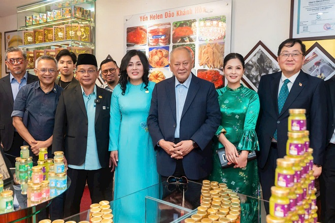 Chụp ảnh lưu niệm cùng quan khách