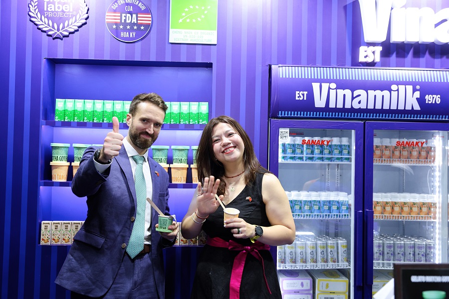 “Đây là lần đầu tiên tôi được nếm thử kem gelato của Vinamilk. Phải nói là cực kỳ ngon và sảng khoái, đặc biệt là trong những đêm thời tiết nóng thế này”, ông Sam Wood – Giám đốc mảng Xuất khẩu khu vực châu Á – Thái Bình Dương, Tổng Lãnh sự quán Anh tại TP.HCM chia sẻ. (Ảnh: Nguyễn Hoàng). “Đây là lần đầu tiên tôi được nếm thử kem gelato của Vinamilk. Phải nói là cực kỳ ngon và sảng khoái, đặc biệt là trong những đêm thời tiết nóng thế này”, ông Sam Wood – Giám đốc mảng Xuất khẩu khu vực châu Á – Thái Bình Dương, Tổng Lãnh sự quán Anh tại TP.HCM chia sẻ. (Ảnh: Nguyễn Hoàng).