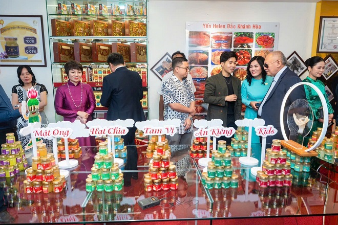 Chị say sưa giới thiệu các sản phẩm của Helen với Đoàn cấp cao Chính phủ Malaysia khi sang thăm Công ty