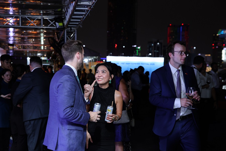 Được lên men chậm từ lá trà xanh hữu cơ theo cách ủ truyền thống trong 6 tháng dài, trà kombucha HAYĐẤY nhanh chóng lấy lòng những vị khách yêu thích đồ uống tốt cho sức khỏe (wellness drink). Hương trà ngào ngạt, lại có gaz và vị chua nhẹ ưng ý của những lon kombucha trở thành “chất xúc tác” thú vị cho những câu chuyện kết nối quốc tế. (Ảnh: Nguyễn Hoàng). Được lên men chậm từ lá trà xanh hữu cơ theo cách ủ truyền thống trong 6 tháng dài, trà kombucha HAYĐẤY nhanh chóng lấy lòng những vị khách yêu thích đồ uống tốt cho sức khỏe (wellness drink). Hương trà ngào ngạt, lại có gaz và vị chua nhẹ ưng ý của những lon kombucha trở thành “chất xúc tác” thú vị cho những câu chuyện kết nối quốc tế. (Ảnh: Nguyễn Hoàng).