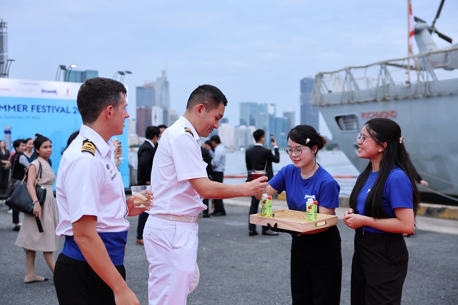 “Đắt khách” không kém là những ly mocktail của nhà Vinamilk. Các sản phẩm nước ép từ những loại trái cây nhiệt đới được biến tấu theo những công thức độc đáo để giữ trọn hương vị tươi mát, trở thành dư vị khó quên trong lòng thực khách quốc tế. (Ảnh: Nguyễn Hoàng). “Đắt khách” không kém là những ly mocktail của nhà Vinamilk. Các sản phẩm nước ép từ những loại trái cây nhiệt đới được biến tấu theo những công thức độc đáo để giữ trọn hương vị tươi mát, trở thành dư vị khó quên trong lòng thực khách quốc tế. (Ảnh: Nguyễn Hoàng).