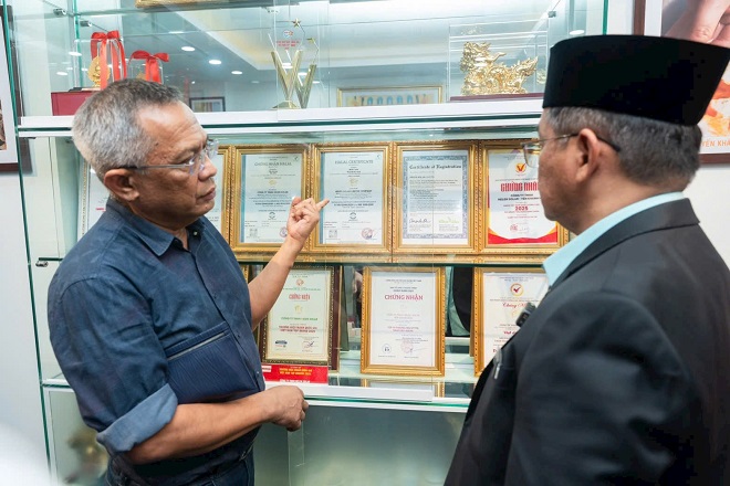 Phụ trách Trung tâm Chứng nhận Halal quốc gia (HALCERT), ông Ramlan Bin Osman đang giới thiệu những thành tựu mà Công ty TNHH Helen Solar đạt được