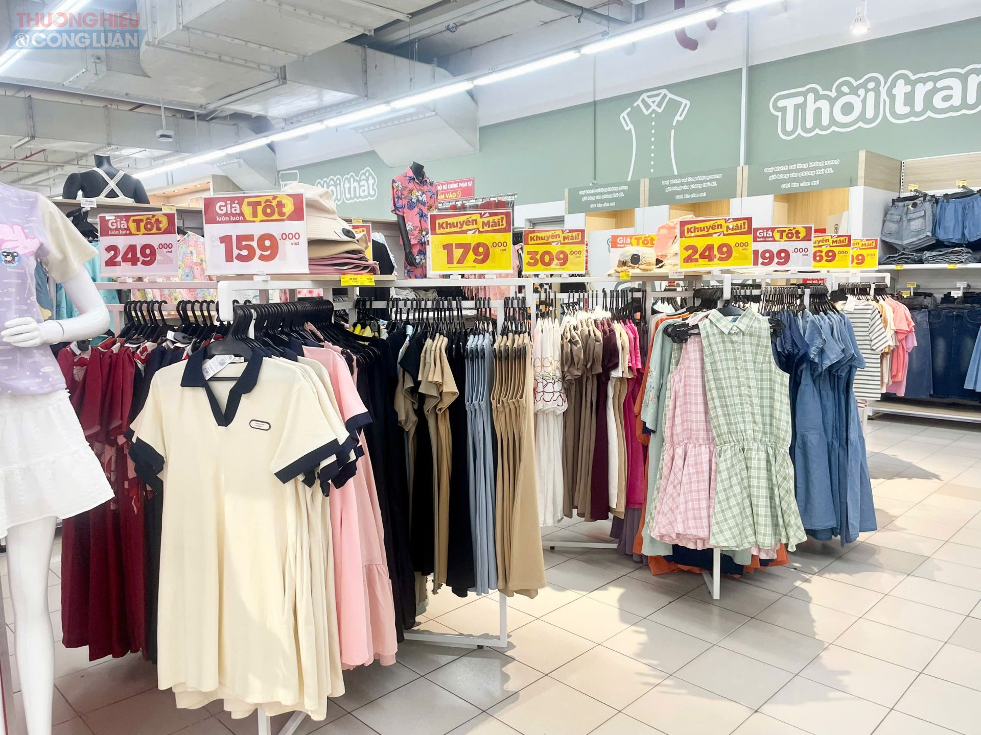 Nhiều sản phẩm thời trang mọi lựa tuổi được áp dụng giá khuyến mãi với nhiều mức giá hợp lý để người tiêu dùng lựa chọn