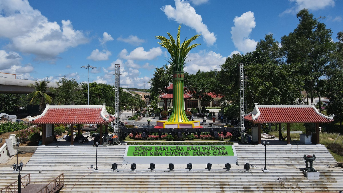 Công trình tôn tạo Khu tưởng niệm nơi hy sinh của 16 thanh niên xung phong (tháng 9/1972) tại Bến phà 2 Long Đại