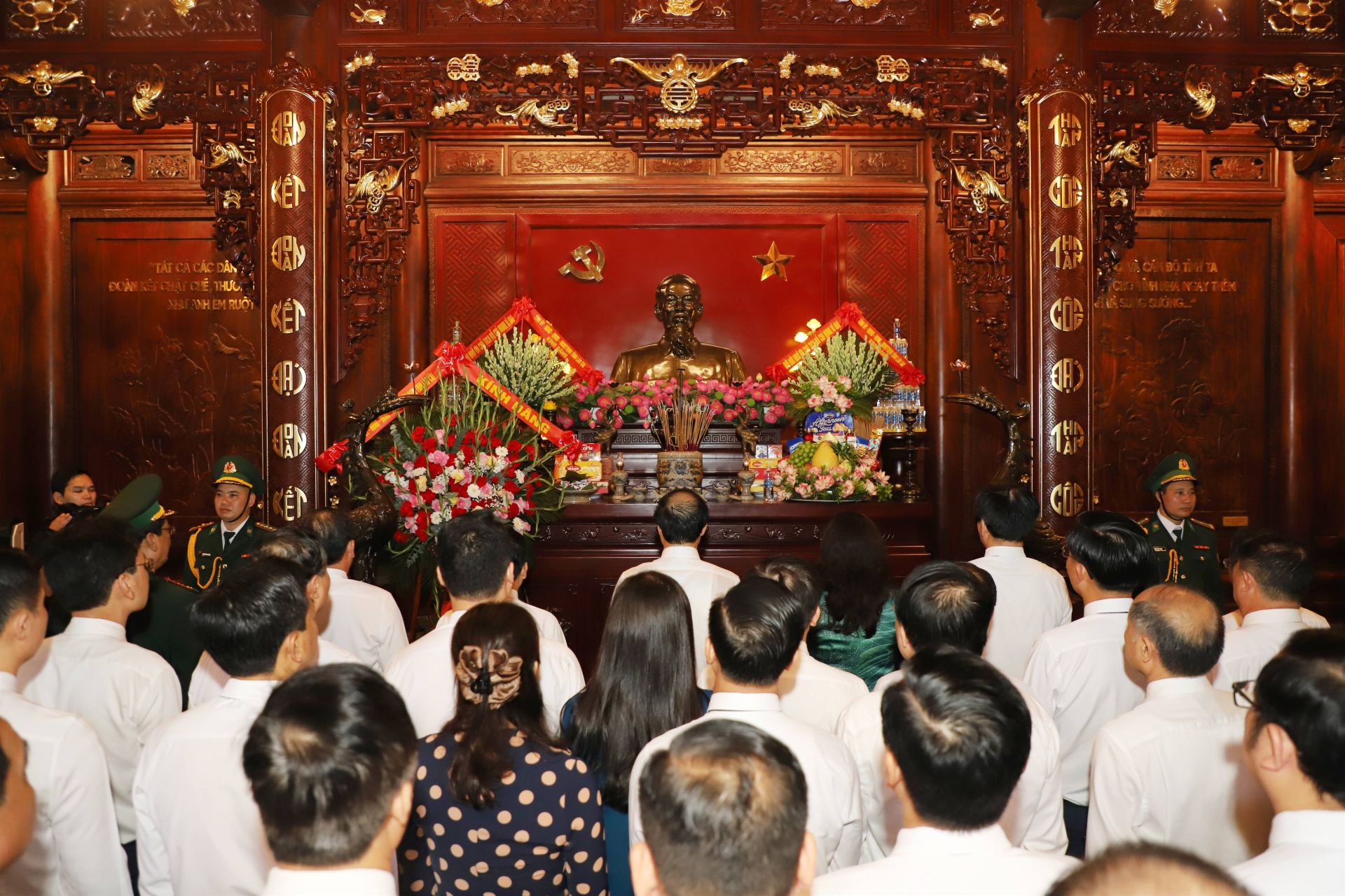 Đoàn đại biểu tỉnh Lào Cai báo công dâng Bác những thành quả mà tỉnh đạt được