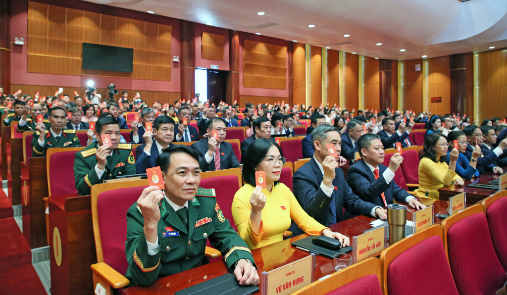 100% đại biểu biểu quyết thống nhất cao Nghị quyết Đại hội đại biểu Đảng bộ tỉnh Quảng Ninh lần thứ XVI.