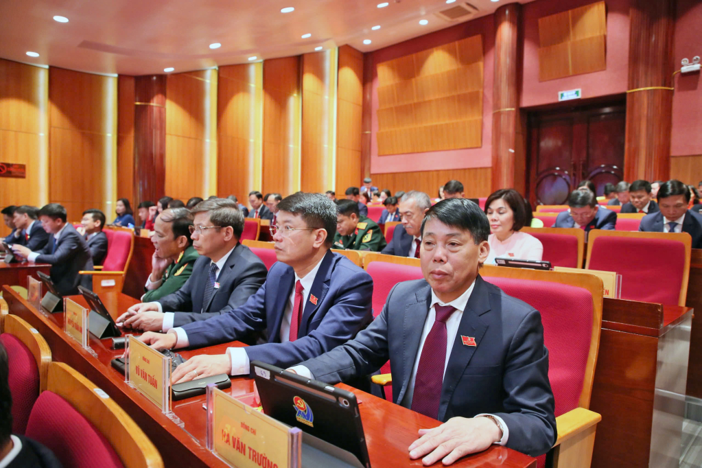 Các đại biểu nghe dự thảo Nghị quyết Đại hội đại biểu Đảng bộ tỉnh Quảng Ninh lần thứ XVI.