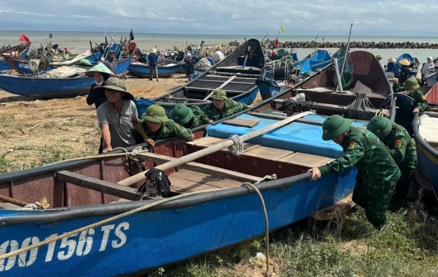 BĐBP Hà Tĩnh hỗ trợ bà con đưa thuyền lên khu vực an toàn.