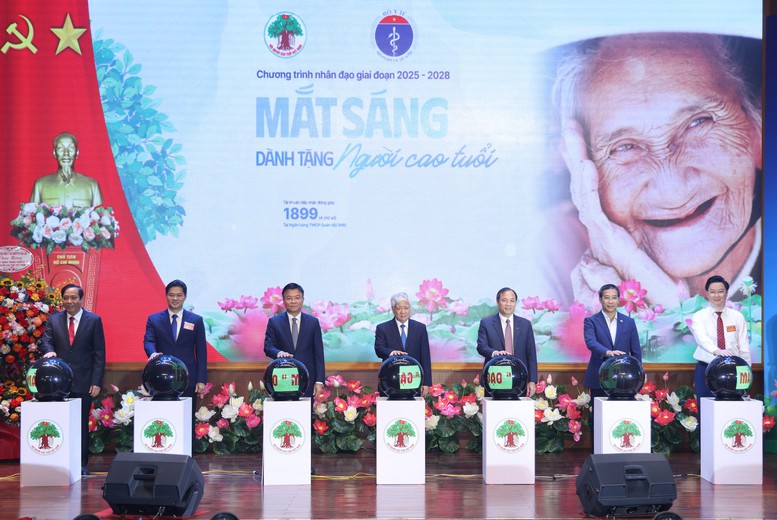 Phát động Tháng hành động vì người cao tuổi và chương trình "Mắt sáng cho người cao tuổi"